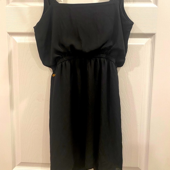 Small black dress by Guess with gold accents and a cinched waist - Picture 3 of 5